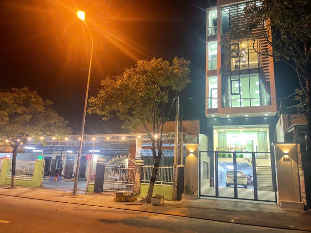 Toàn cảnh mặt tiền đường Nguyễn Công Trứ ban đêm của Huvatra
